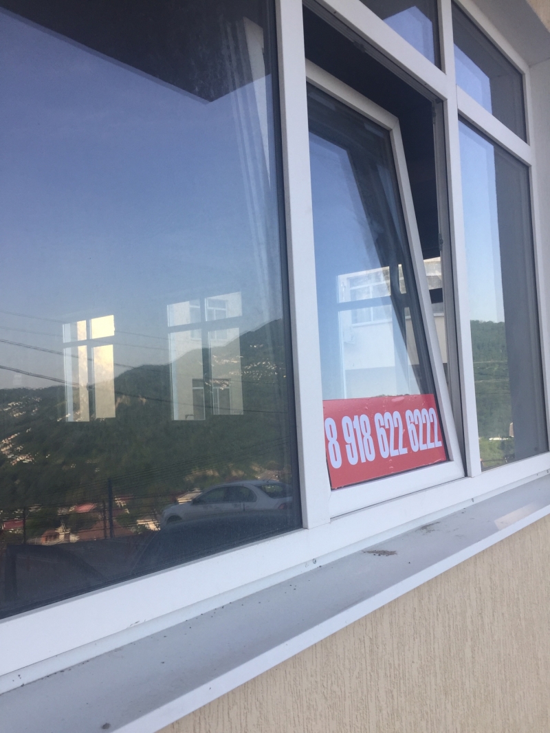 продаем 4 окна с видом на горы. сосбтвенность