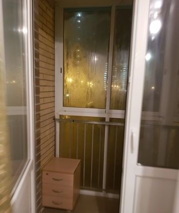 До станции метро часто и по расписанию ходит общественный транспорт.