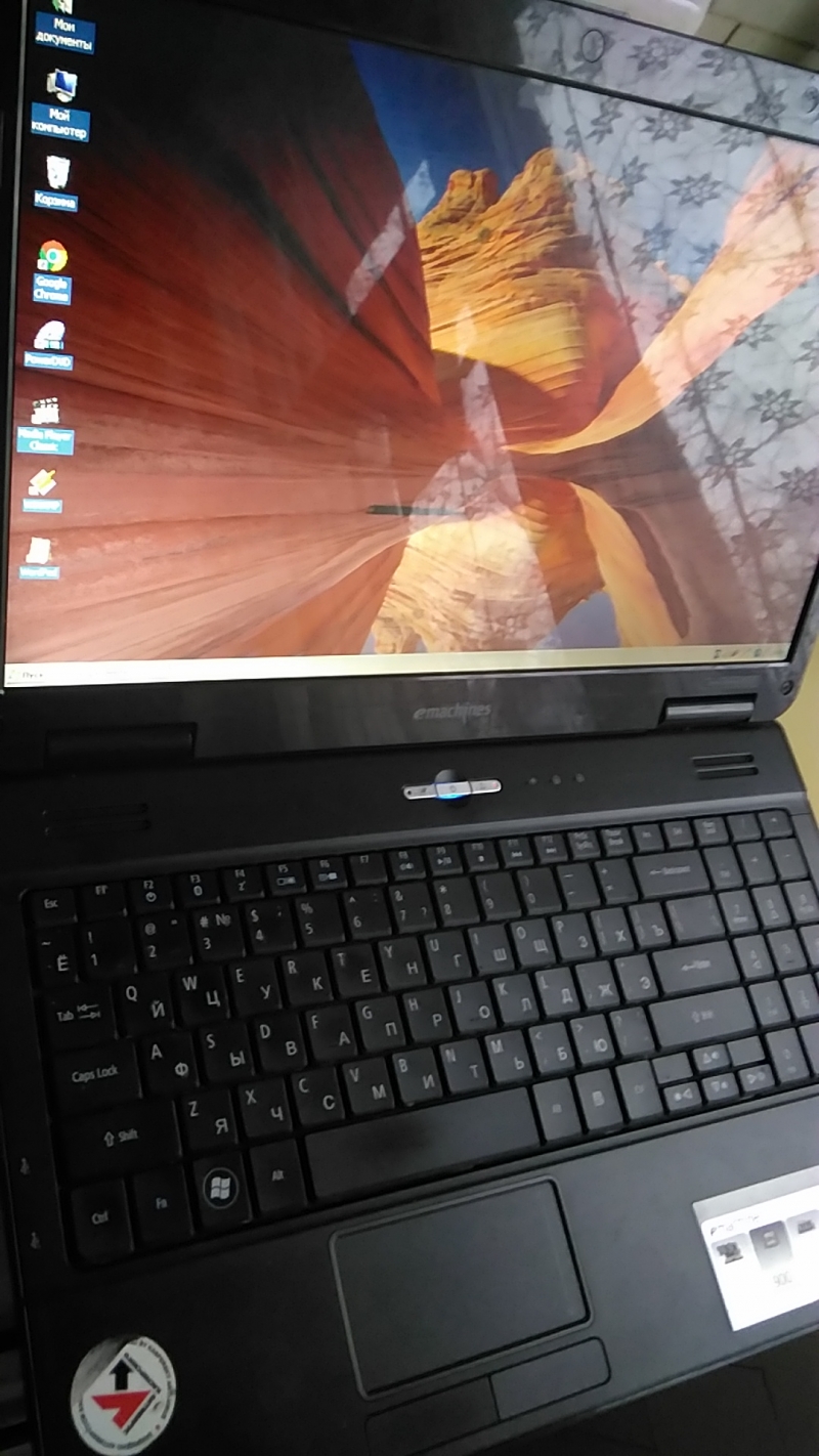 Ноутбук EMachines E525, 2200 Mhz, 1 Gb, 320 hdd, 15,6, dvd, lan, cr, wi-fi, cam