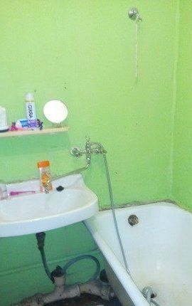 Квартира со скромной мебелью.