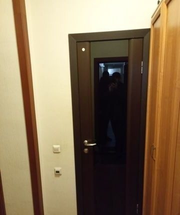 Есть балкон и кондиционер.