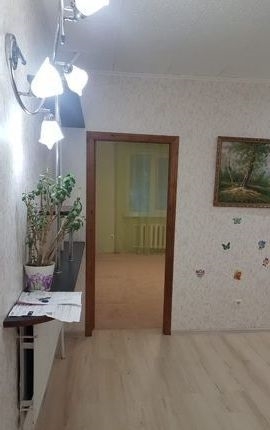 Сдается на длительный срок двухкомнатная квартира без мебели.