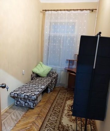 Перед комнатой есть небольшой тамбур на две комнаты с вешалкой и новым холодильн