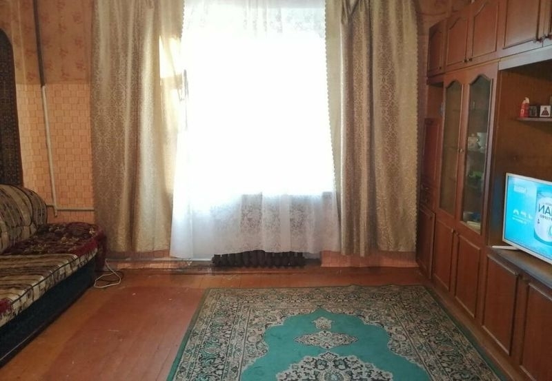 Продается комната с прекрасным видом из окна.