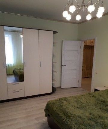 Двухкомнатная квартира с большой кухней, с мебелью.