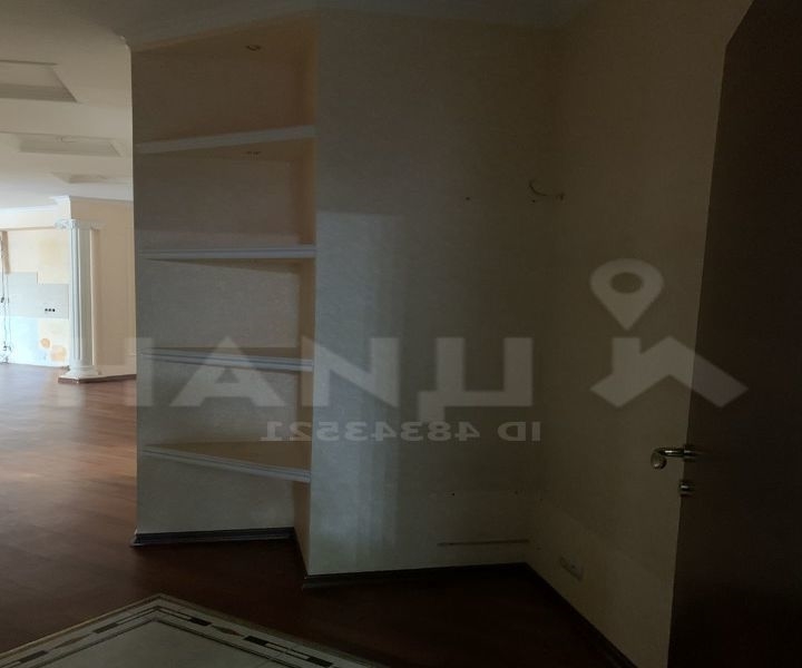 Продам 4-комнатную квартиру в хорошем доме с чистым подъездом.