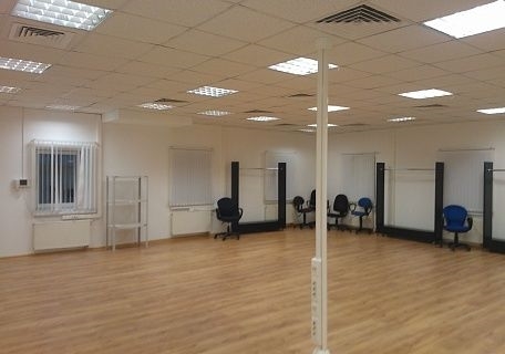 Рядом станция метро. C косметическим ремонтом. Квартира с хорошим балк ...