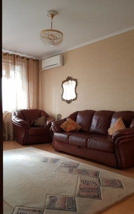 Продается двушка в хорошем районе.