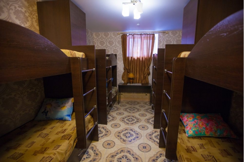 Недорогие койко-места в хостеле, где есть кафе