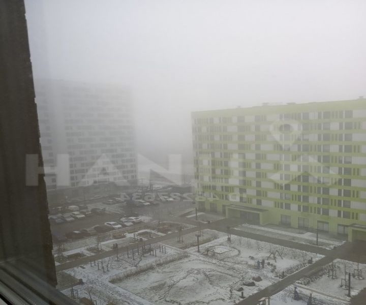 Добраться к дому можно транспортом от станции метро.