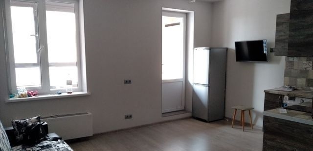 Рядом с домом есть автобусная остановка, откуда отправляются автобусы и маршрутк