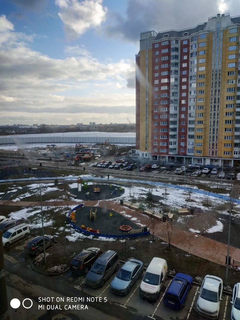 Продается 2-х комнатная квартира на 5-м этаже 17-ти этажного панельного дома.