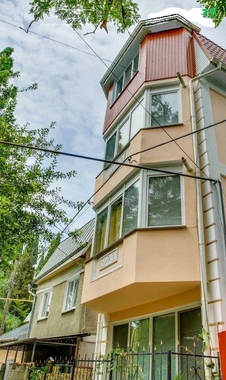 Дом в центре Ялты 4 этажа, 213 кв. м. 750 метров до набережной.