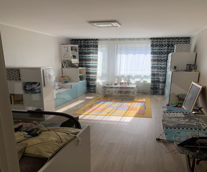 Продам 4-комнатную квартиру в хорошем доме с чистым подъездом.