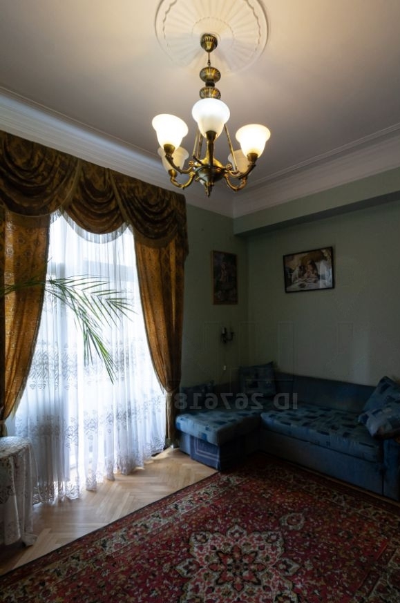 Продается двушка в хорошем районе.