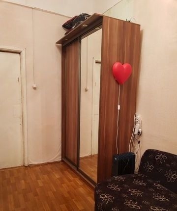 В комнате раздвижной диван, шкаф - купе, комод, телевизор, стеклопакет.