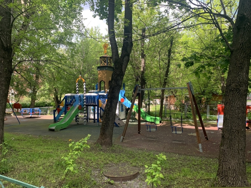 Продается трехкомнатная квартира в сталинском доме в доступности 7 минут пешком