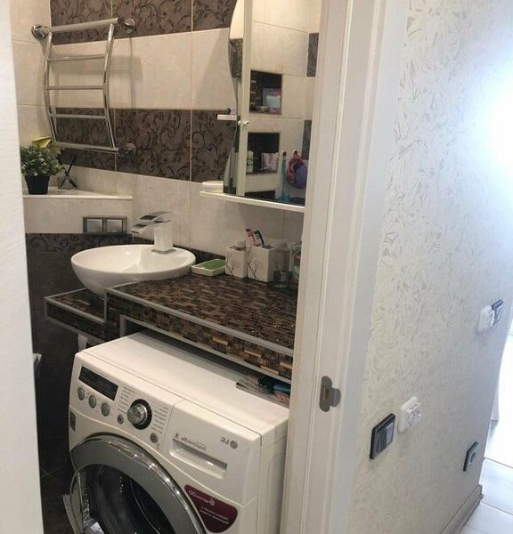 Рядом с домом есть автобусная остановка, откуда отправляются автобусы и маршрутк