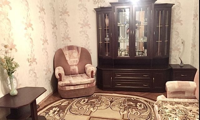 Во дворе спортивный комплекс с тренажерами и футбольное поле- каток.