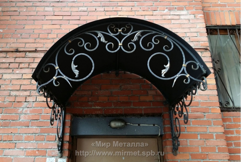 Кованые козырьки в Петербурге