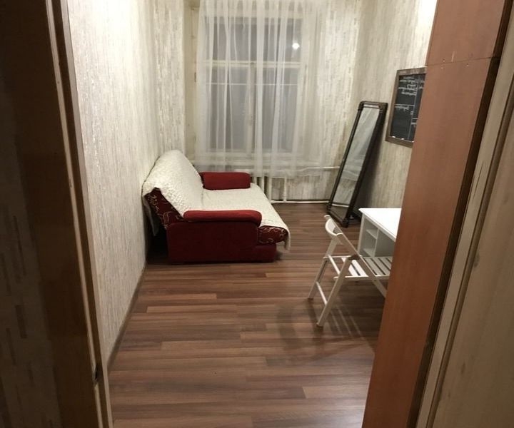 Комната в чистой коммунальной квартире в центре Санкт - Петербурга.