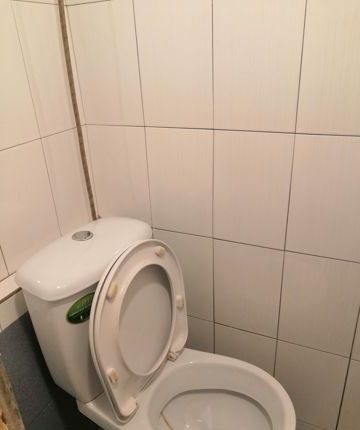 Сдается комната в пятикомнатной квартире, в одной из комнат никто не живет.