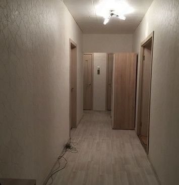 Продается 4-комнатная квартира в хорошем районе.