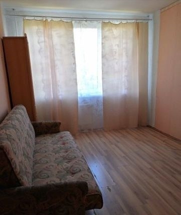 Сдатся на длительный срок комната в двухкомнатной квартире.