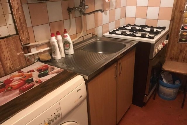 Комната с новой мебелью, большой двухместный диван, шкаф, стол, холоди ...