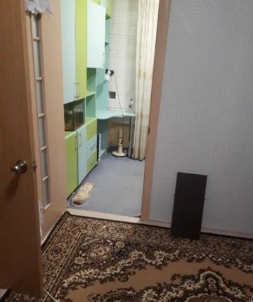 Сдается большая квартира, которая разделена перегородкой на 2 комнаты.