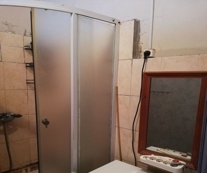 В квартире продается комната.
