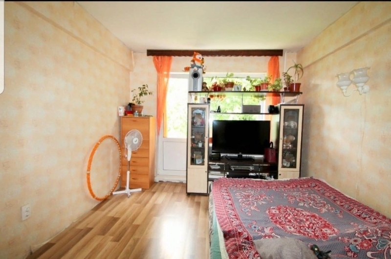 Продается 3 комнатная квартира в 5 этажном доме - 4 этаж.