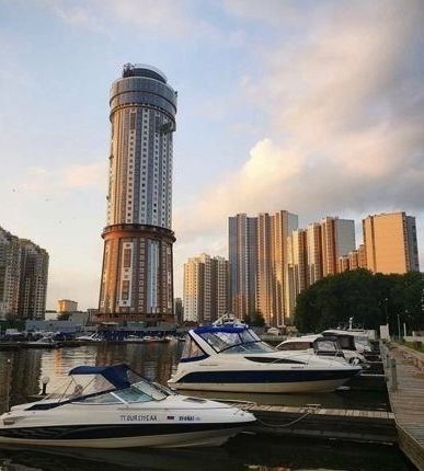 До метро добираться транспортом.