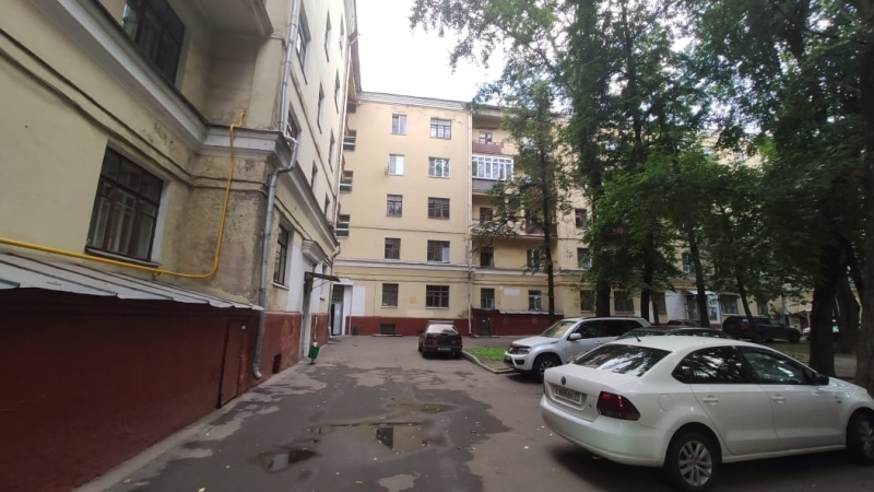 Продается выделенная комната в двухкомнатной квартире.
