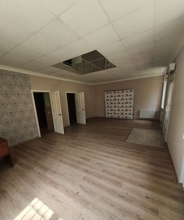 Рядом с домом есть автобусная остановка, откуда отправляются автобусы и маршрутк