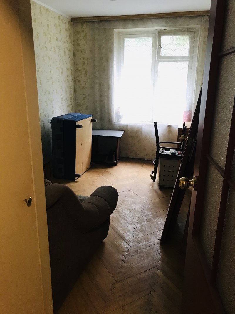 Дом панельный, имеется балкон, с пакровойкой проблем нет.