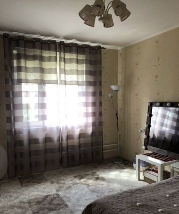 Продается 2-комнатная квартира в хорошем районе.