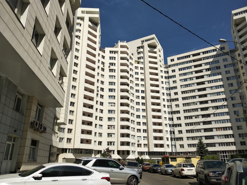 Продатся машиноместо в подземном паркинге жилого комплекса бизнес-класса.