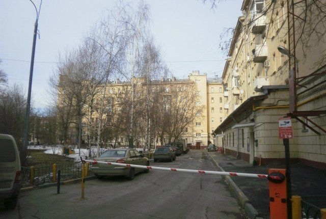 Продается 4-комнатная квартира в хорошем районе с развитой инфраструктурой.