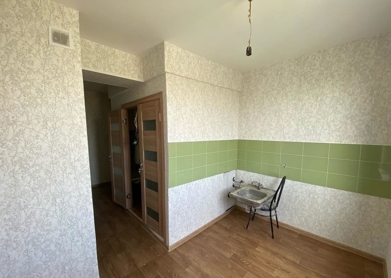 Продам 3-комнатную квартиру в развитом районе по низкой цене.