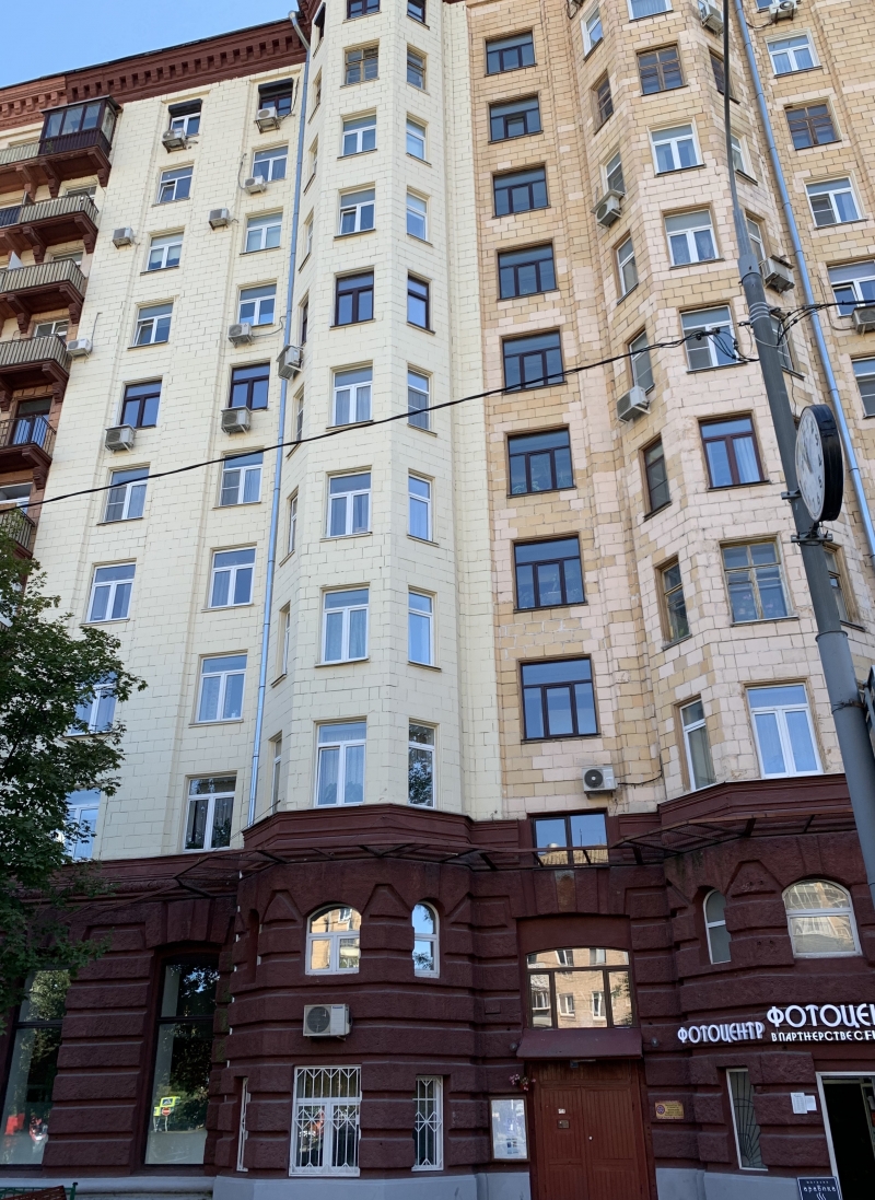 Продается 2-комнатная квартира в хорошем благоустроенном районе.