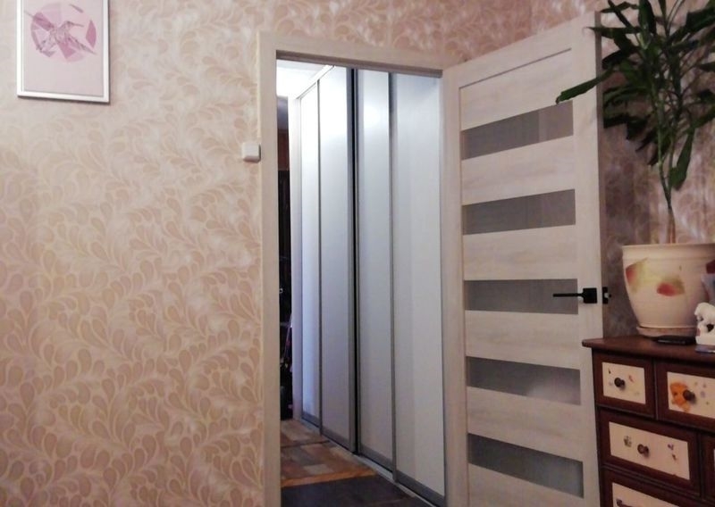 Продам 2-комнатную квартиру в развитом районе по низкой цене.
