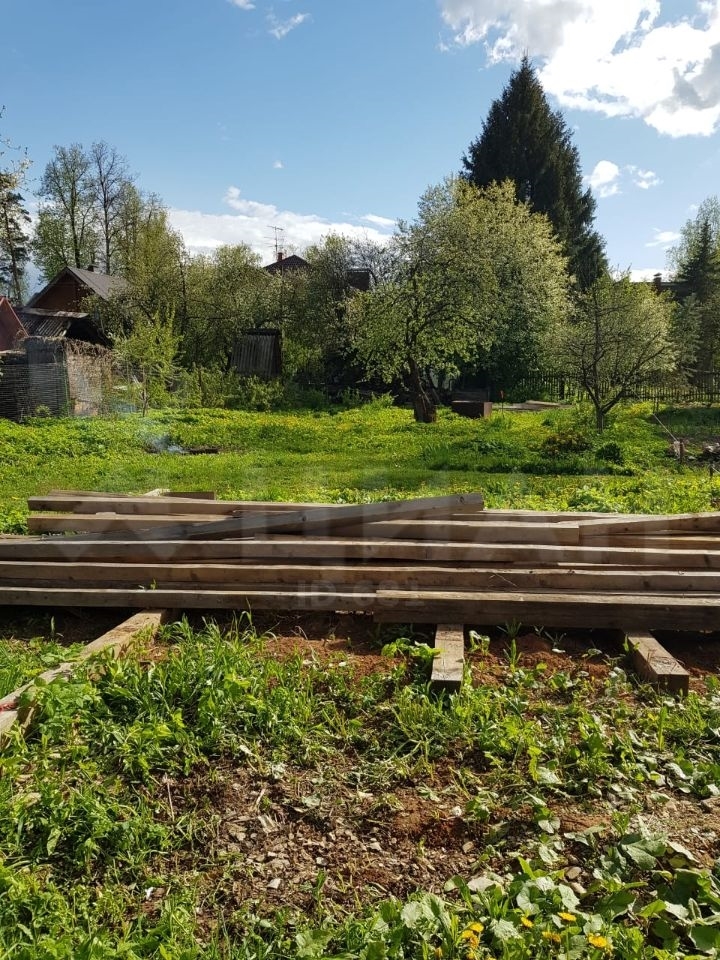 Свободная продажа , участок огорожен забором.