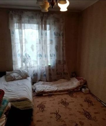 Продается трехкомнатная квартира в жилом состоянии.