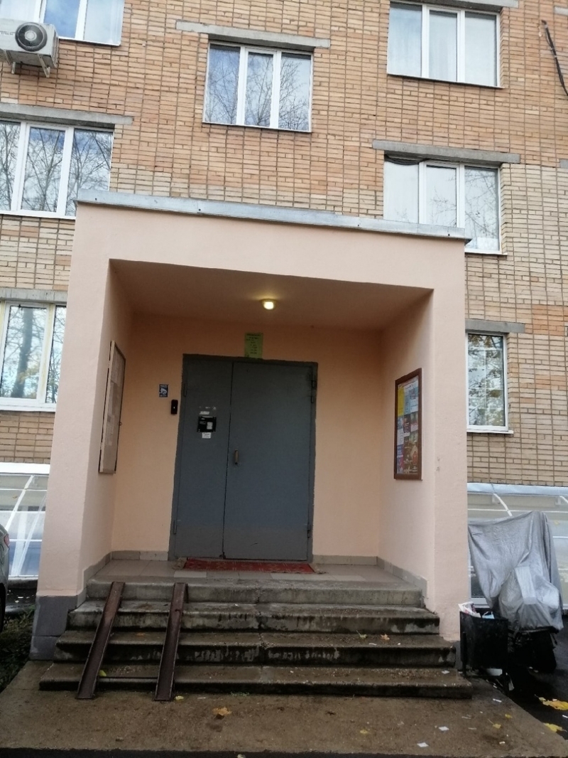Квартира расположена в тихом районе в пешей доступности от метро.