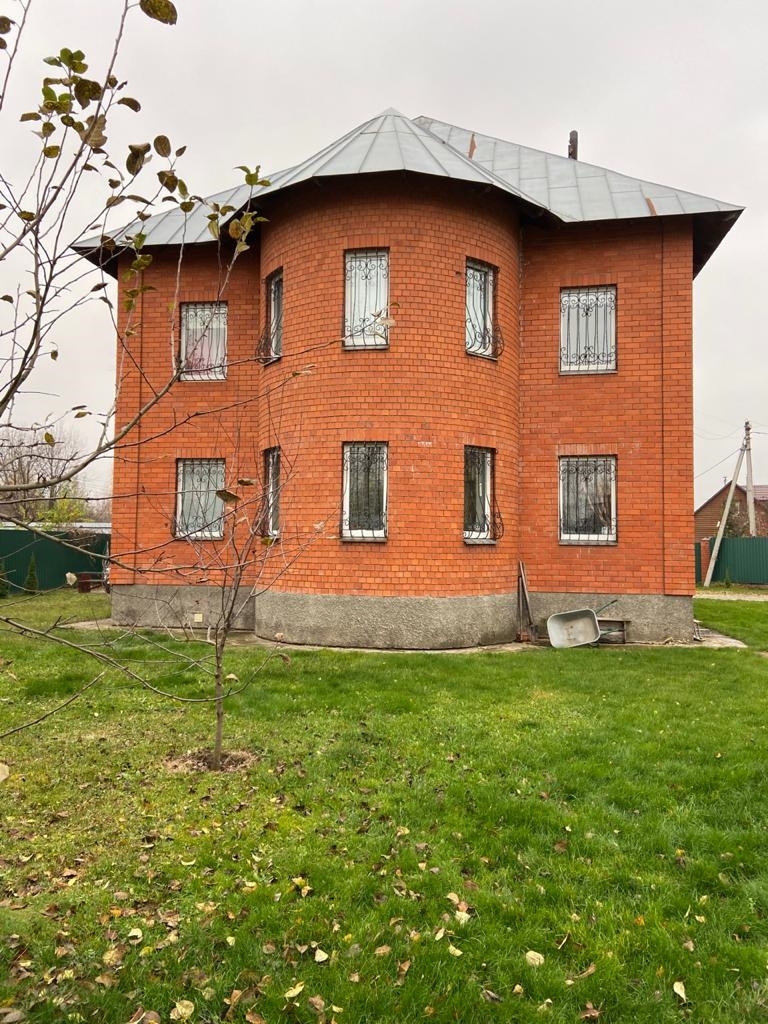 Продается светлый, уютный кирпичный дом.