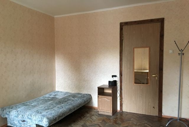 Продается комната с прекрасным видом из окна.