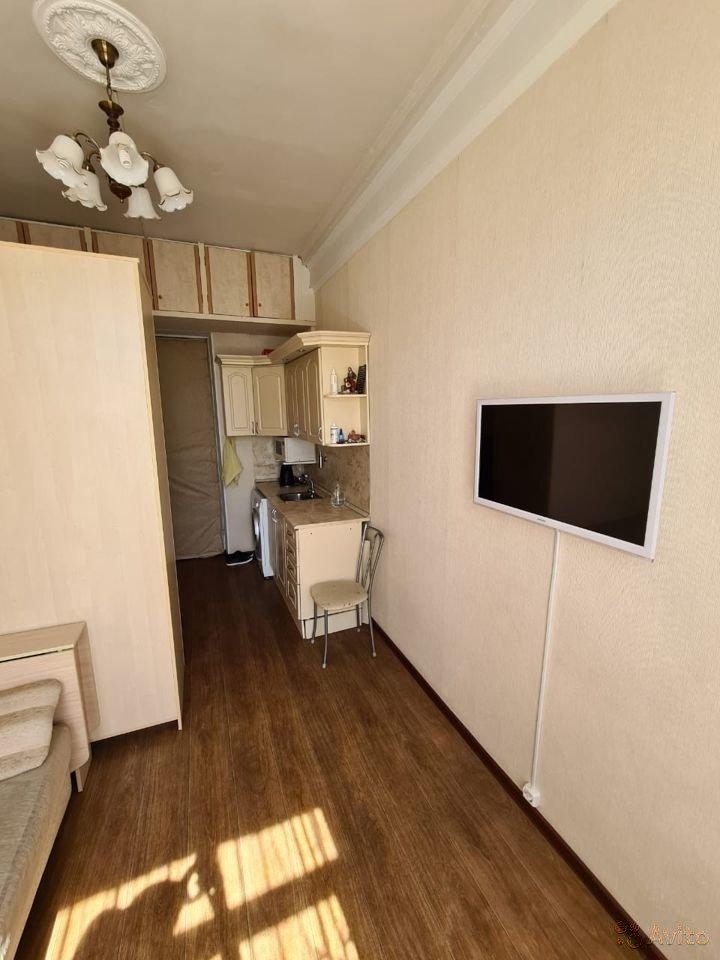 В квартире продается комната.