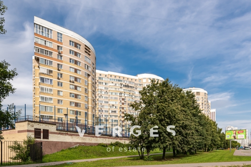 Продам 4-комнатную квартиру в хорошем доме с чистым подъездом.