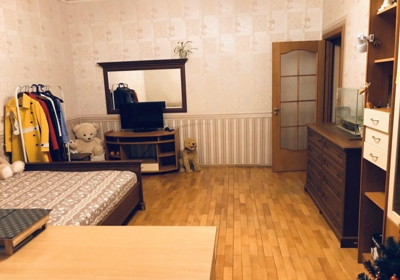 Продается 3-комнатная квартира в хорошем районе.